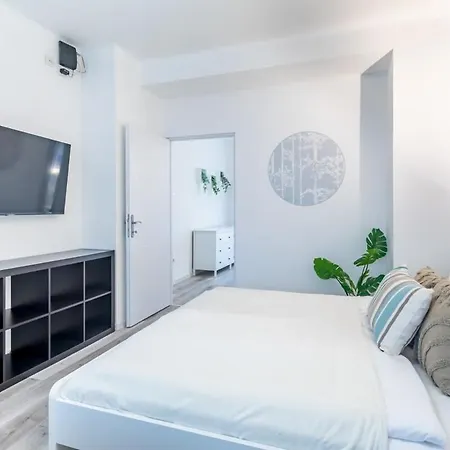 Modern Elegance Spacious And Cozy דירה *