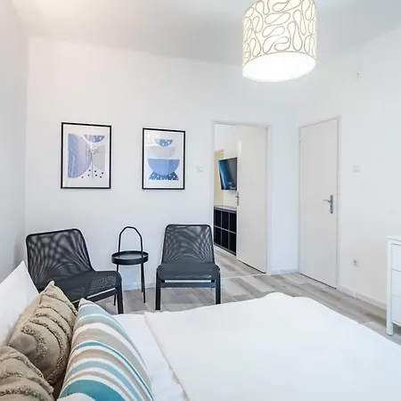 Modern Elegance Spacious And Cozy